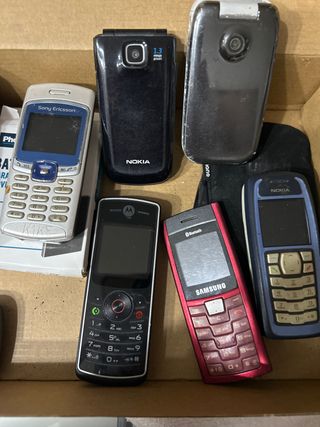 Varios telefonos moviles usados