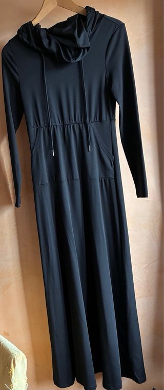 Vestido largo negro con capucha