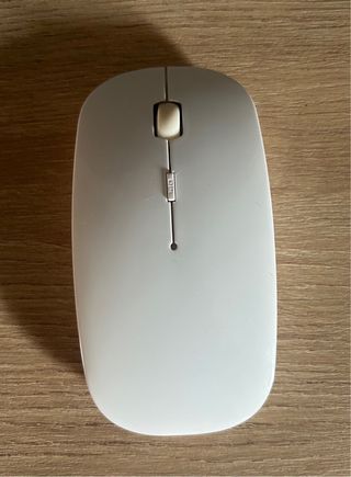 Ratón inalámbrico fino con botón DPI.