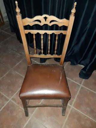 Sillas de madera y tela beige