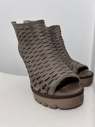 Stivaletti estivi traforati tacco tortora