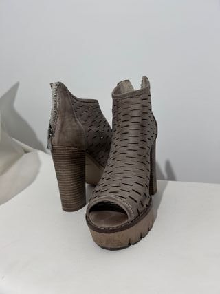 Stivaletti estivi traforati tacco tortora