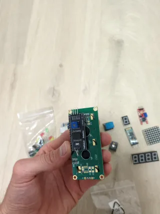 Kit Arduino UNO con caja y varios componentes