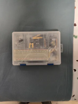 Kit Arduino UNO con caja y varios componentes