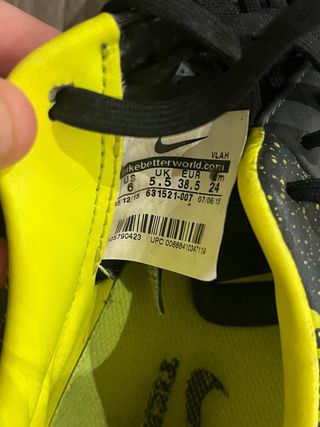 Botas de fútbol Nike con tacos