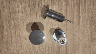 Percha metálica plateada