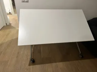 Mesa de dibujo Kinnarps con ruedas y Silla.