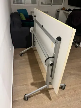 Mesa de dibujo Kinnarps con ruedas y Silla.