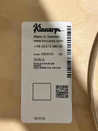 Mesa de dibujo Kinnarps con ruedas y Silla.