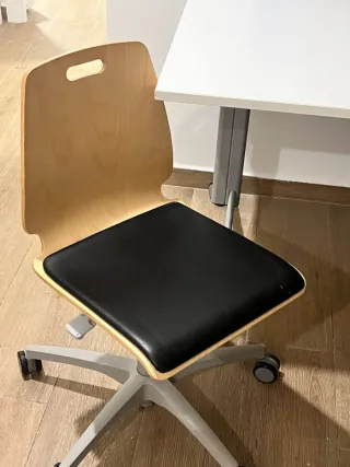 Mesa de dibujo Kinnarps con ruedas y Silla.