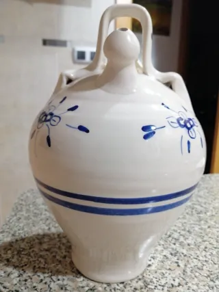 Botijo de cerámica con flores azules