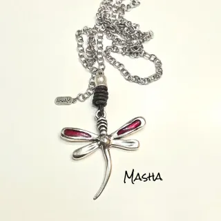 Collar largo con colgante de libélula