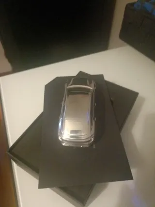 Peso de papel prateado em forma de carro