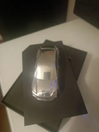Peso de papel prateado em forma de carro