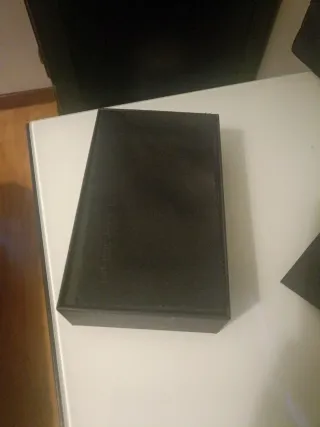 Peso de papel prateado em forma de carro