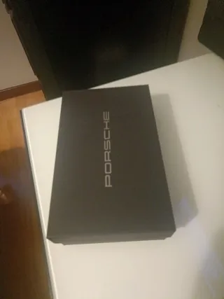 Peso de papel prateado em forma de carro