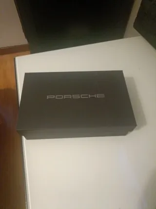 Peso de papel prateado em forma de carro