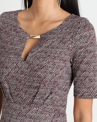 Vestido gris y rosa con escote