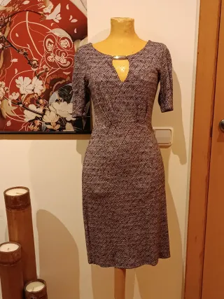 Vestido gris y rosa con escote