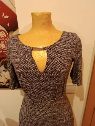 Vestido gris y rosa con escote