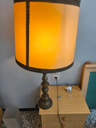 Lámpara de mesa vintage beige y dorada