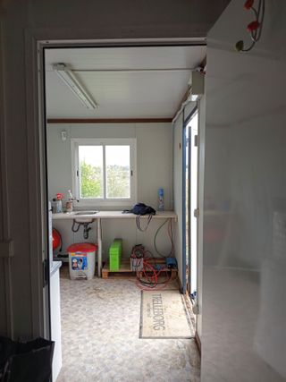 Caseta prefabricada 6m x 2.45m panel sándwich