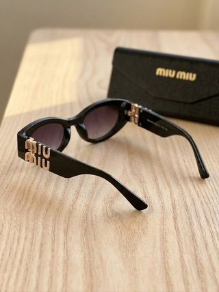 Gafas de sol Miu Miu negras y doradas