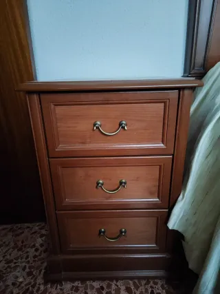 Cabecero y mesilla de madera maciza