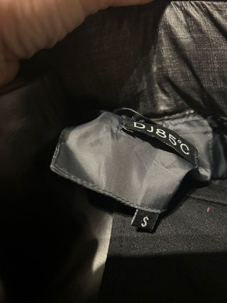 Chaqueta acolchada gris y negra horro escondido en