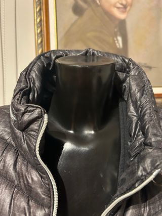 Chaqueta acolchada gris y negra horro escondido en