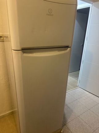 Nevera con congelador Indesit