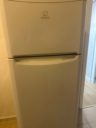Nevera con congelador Indesit