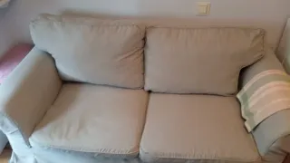 Divano a due posti EKTORP di Ikea in toni beige