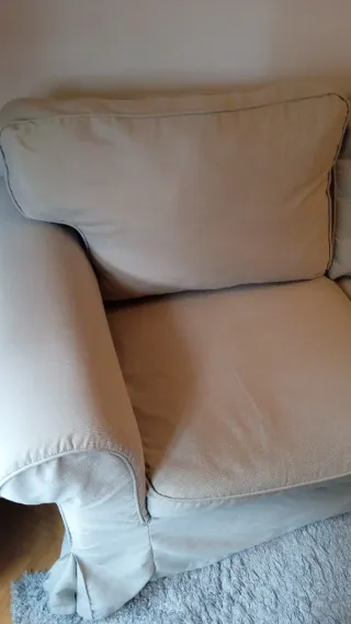 Divano a due posti EKTORP di Ikea in toni beige