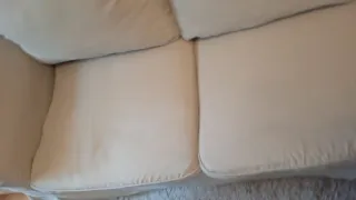 Divano a due posti EKTORP di Ikea in toni beige