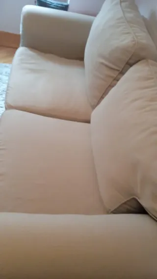 Divano a due posti EKTORP di Ikea in toni beige