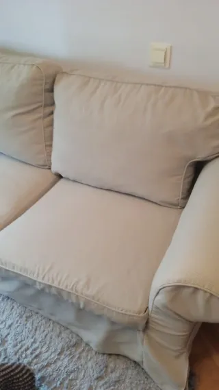 Divano a due posti EKTORP di Ikea in toni beige