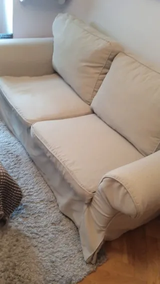 Divano a due posti EKTORP di Ikea in toni beige