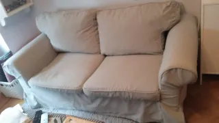 Divano a due posti EKTORP di Ikea in toni beige