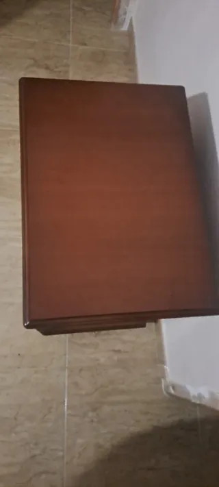 Mesita de noche y cabecero de madera
