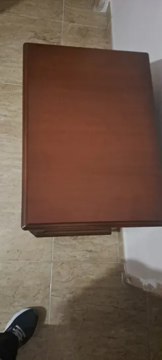 Mesita de noche y cabecero de madera
