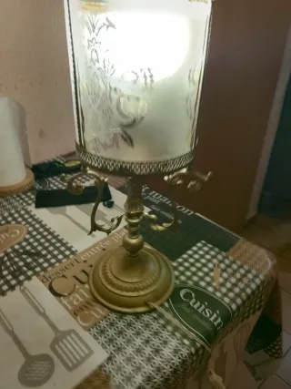 Lámparas de mesita doradas y transparentes