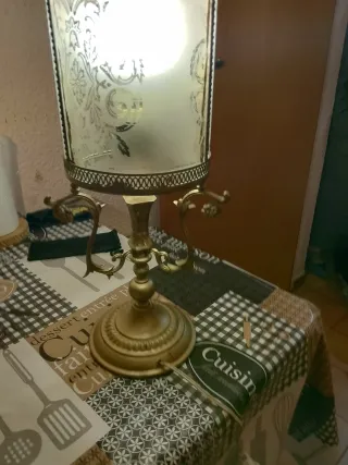 Lámparas de mesita doradas y transparentes