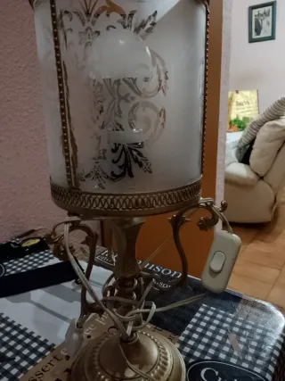 Lámparas de mesita doradas y transparentes