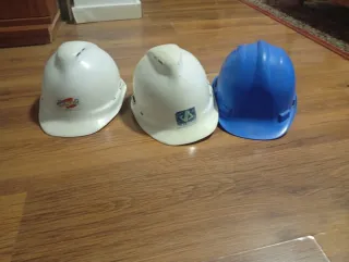 Herramientas de obra y cascos