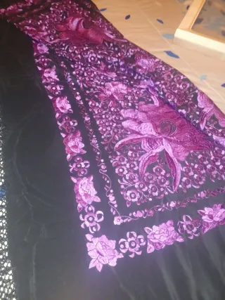 Mantón Manila Bordado Morado Negro