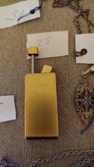 Conjunto de Colgantes y Pendientes Dorados y