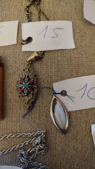 Conjunto de Colgantes y Pendientes Dorados y