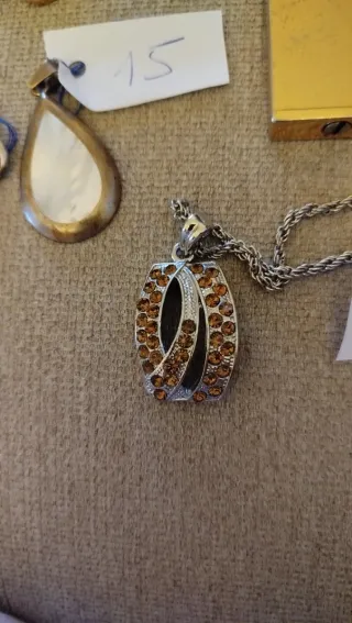 Conjunto de Colgantes y Pendientes Dorados y