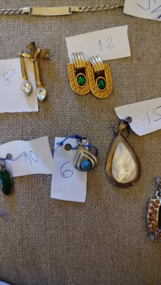 Conjunto de Colgantes y Pendientes Dorados y